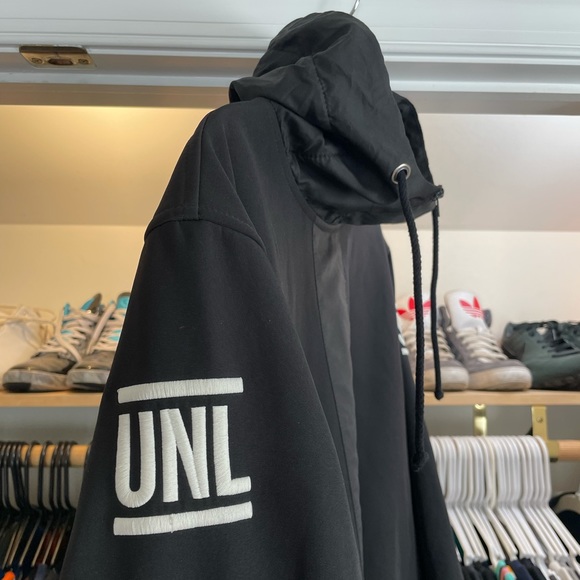 Unleashed Windbreaker - Picture 2 of 6